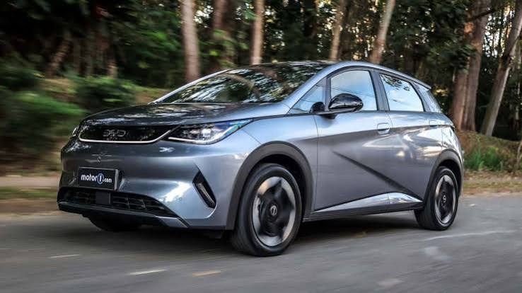 Veículo elétrico BYD em movimento
